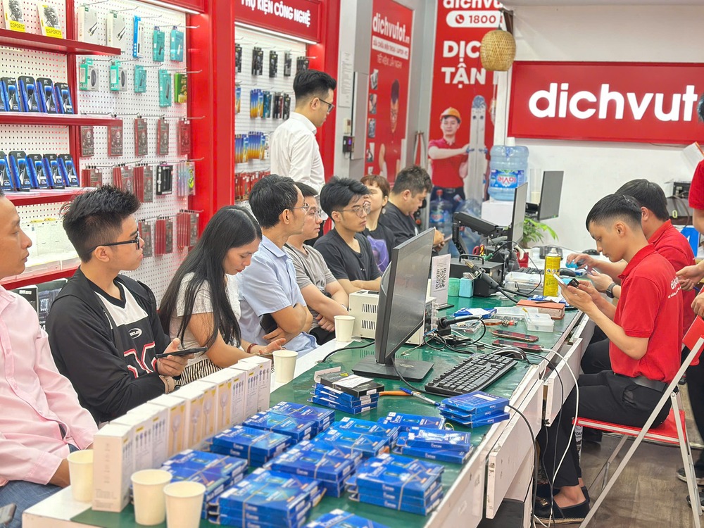 Khu vực trưng bày phụ kiện chính hãng